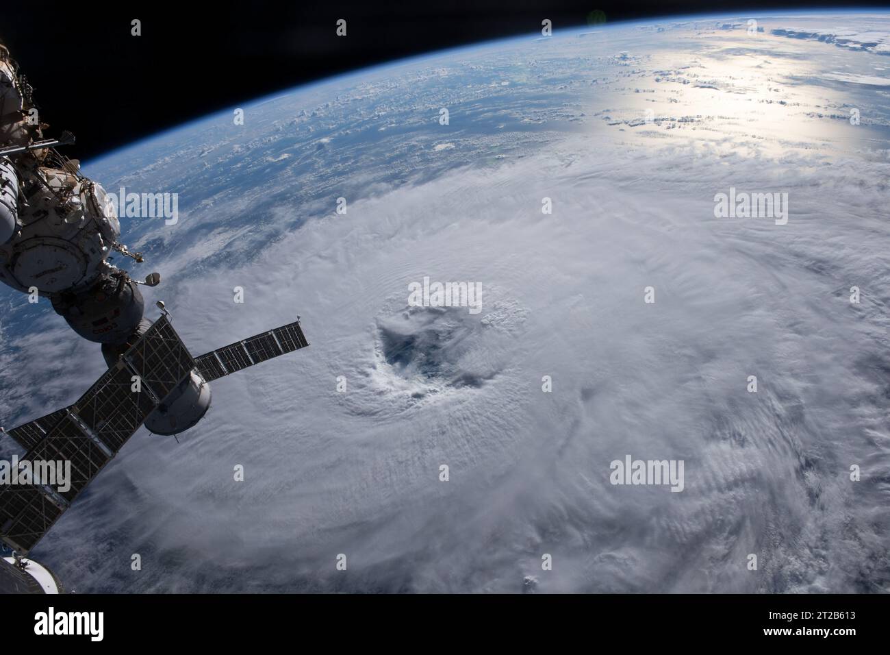 L'ouragan Nigel, de catégorie 1, est photographié depuis l'ISS le 19 septembre 2023, suivant une trajectoire nord-est à travers l'océan Atlantique. Le navire d'équipage Soyouz MS-23 est amarré au module Prichal visible à gauche. Banque D'Images