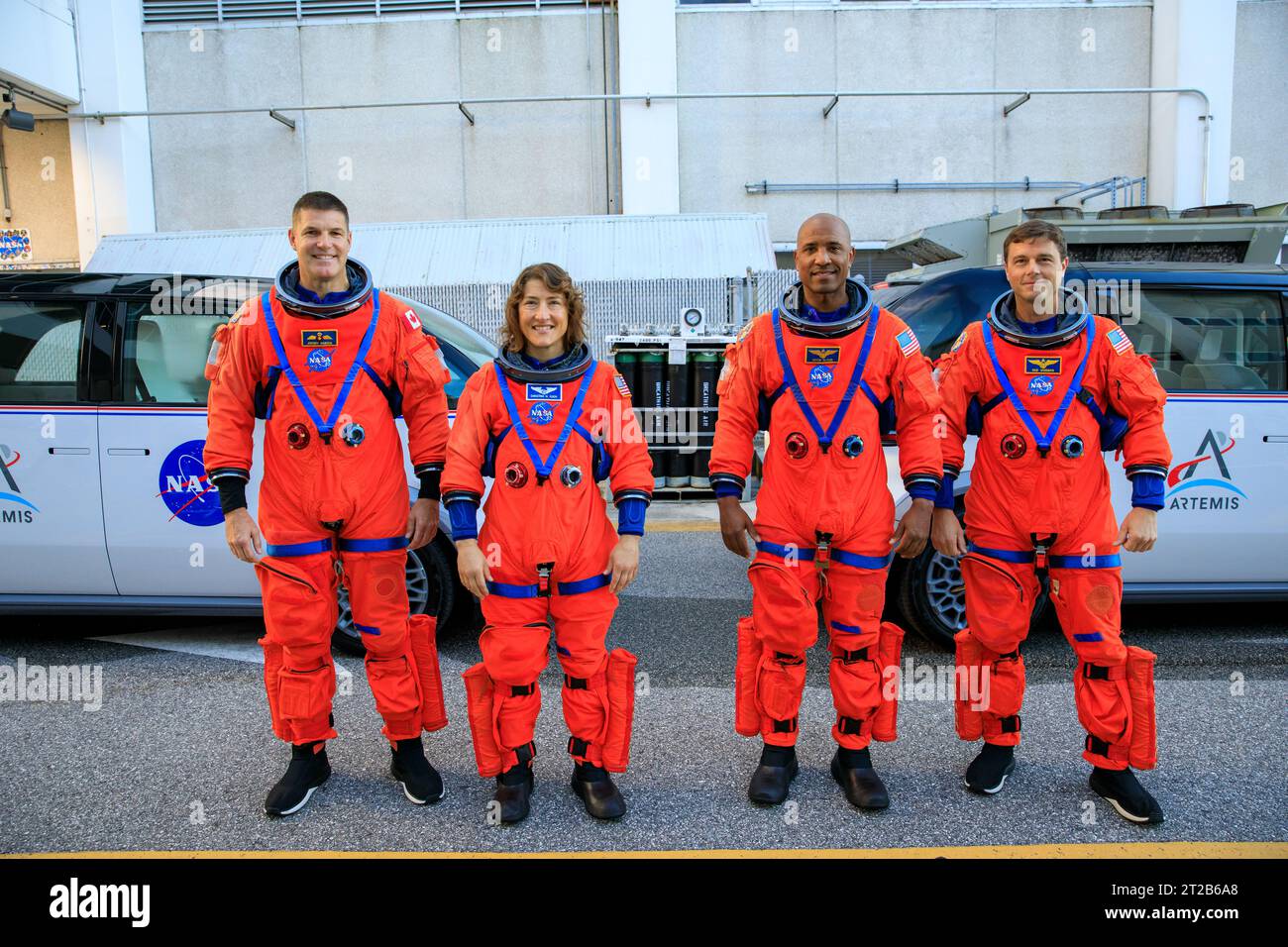 Les membres de l'équipage d'ARTEMIS II marchent du bâtiment Neil Armstrong Operations and Checkout jusqu'aux véhicules de transport de l'équipage au Kennedy Space Center, en Floride, le 20 septembre 2023, dans le cadre du test des systèmes au sol intégrés ISVV-A1 pour vérifier les activités du jour de lancement de l'équipage pour Artemis II. Banque D'Images