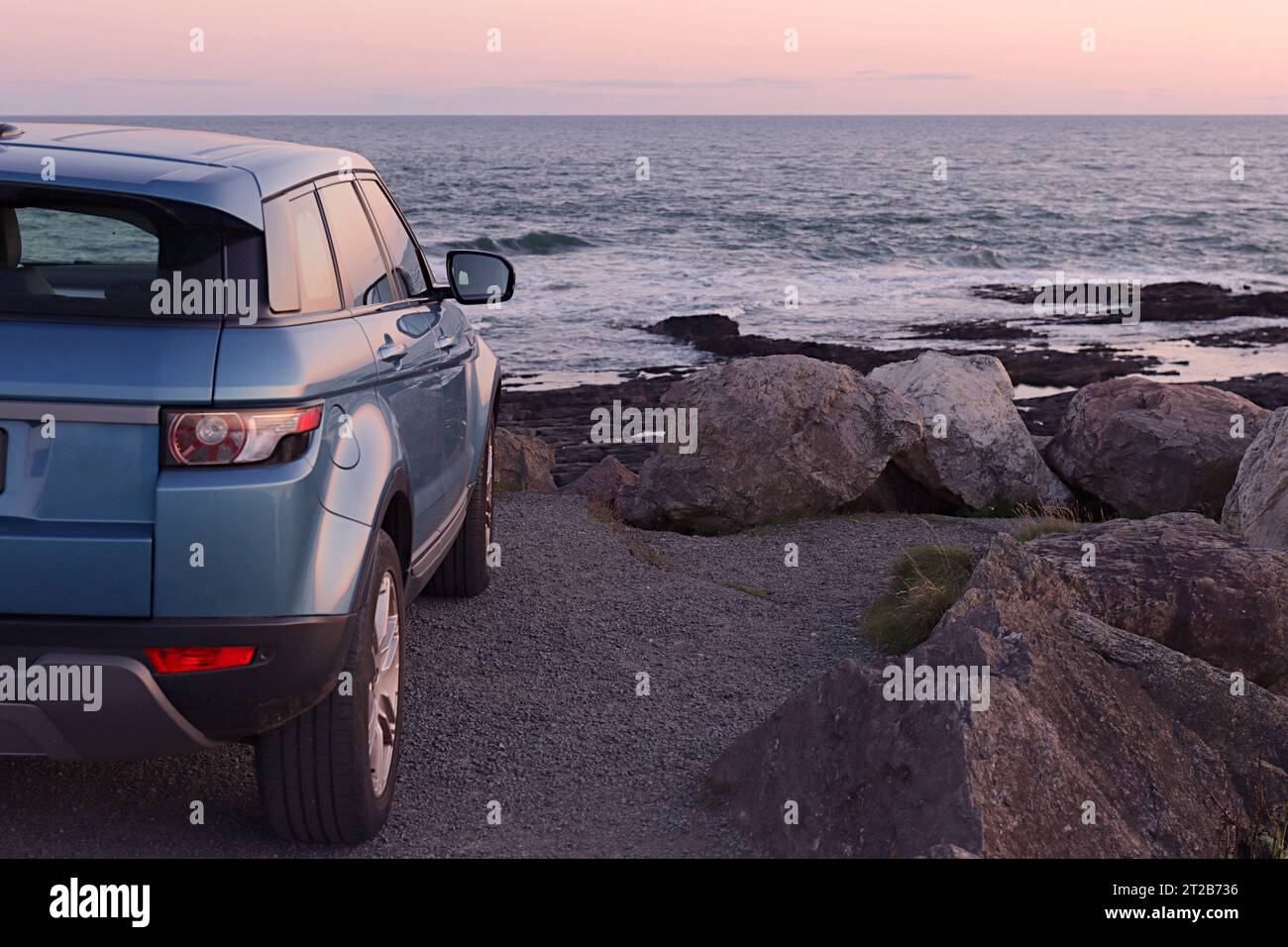 Une voiture bleue sur fond de la mer Celtique dans le comté de Wexford Irlande. Banque D'Images