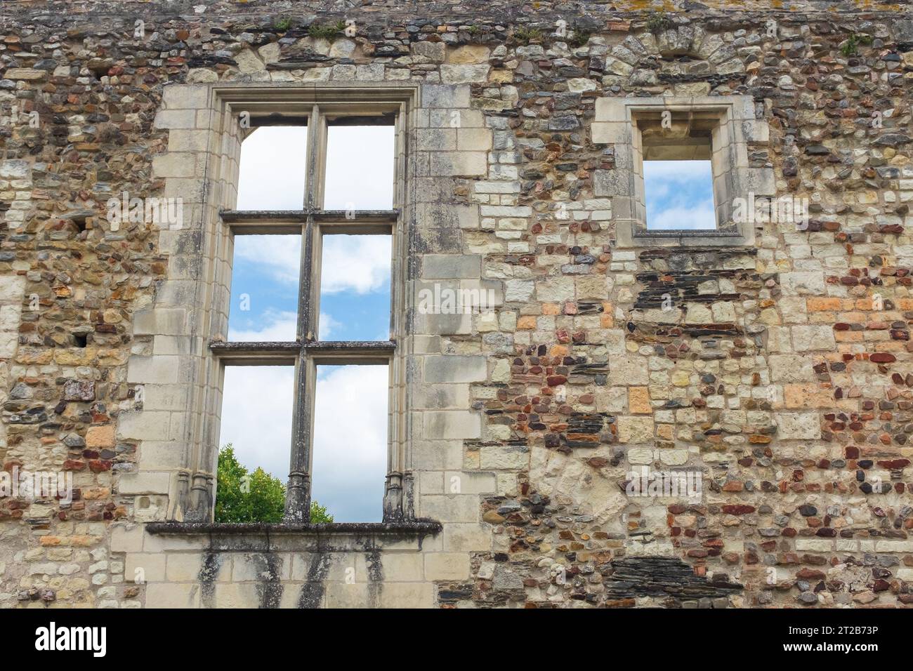 Angers, France, 2023. Une des fenêtres transversales (14e siècle) sur le dernier mur debout de la grande salle médiévale du Château d'Angers Banque D'Images