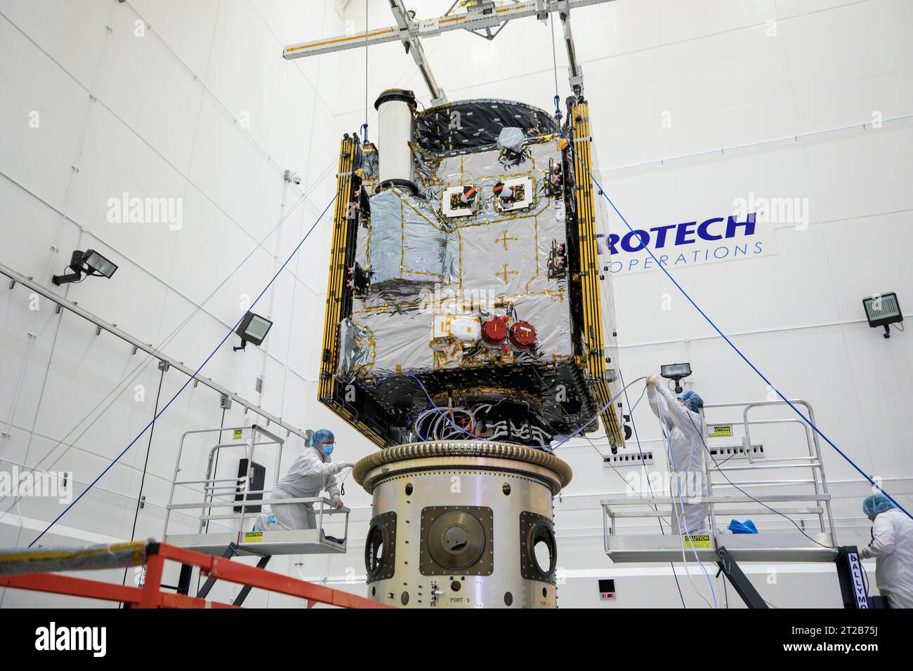 Des techniciens ont connecté le vaisseau spatial Psyche de la NASA au raccord de fixation de charge utile à l’installation d’Astrotech Space Operations à Titusville, en Floride, le 20 septembre 2023. Le matériel permettra à Psyche de monter sur la fusée à l'intérieur des carénages de charge utile pour le lancement sur SpaceX Falcon Heavy le 5 octobre 2023, pour parcourir 2,2 milliards de miles jusqu'à l'astéroïde Psyche entre mars et Jupiter. Banque D'Images