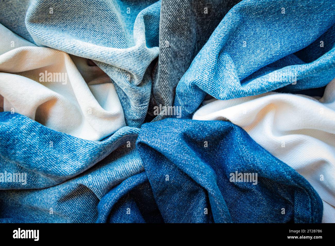 Différentes nuances et couleurs de tissus denim. Fond de texture denim. Banque D'Images