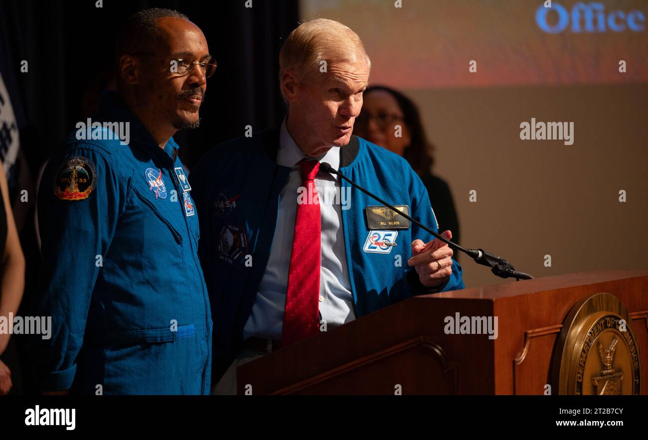 2023 Sommet national de la jeunesse du ministère du Commerce. L’administrateur de la NASA Bill Nelson, à droite, prononce une allocution aux côtés de l’astronaute de la NASA Alvin Drew lors du Sommet national de la jeunesse 2023 organisé par le Bureau des partenariats confessionnels et de voisinage du Département du Commerce des États-Unis, jeudi 21 septembre 2023, au Département du Commerce des États-Unis à Washington. Banque D'Images