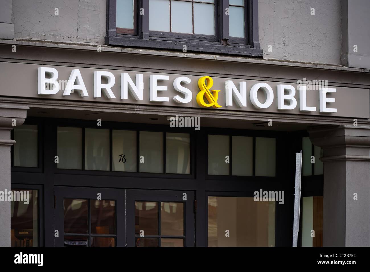 Westport, CT - 7 avril 2023 : Barnes and Noble Booksellers petit magasin avec signalisation sur la rue de la ville Banque D'Images