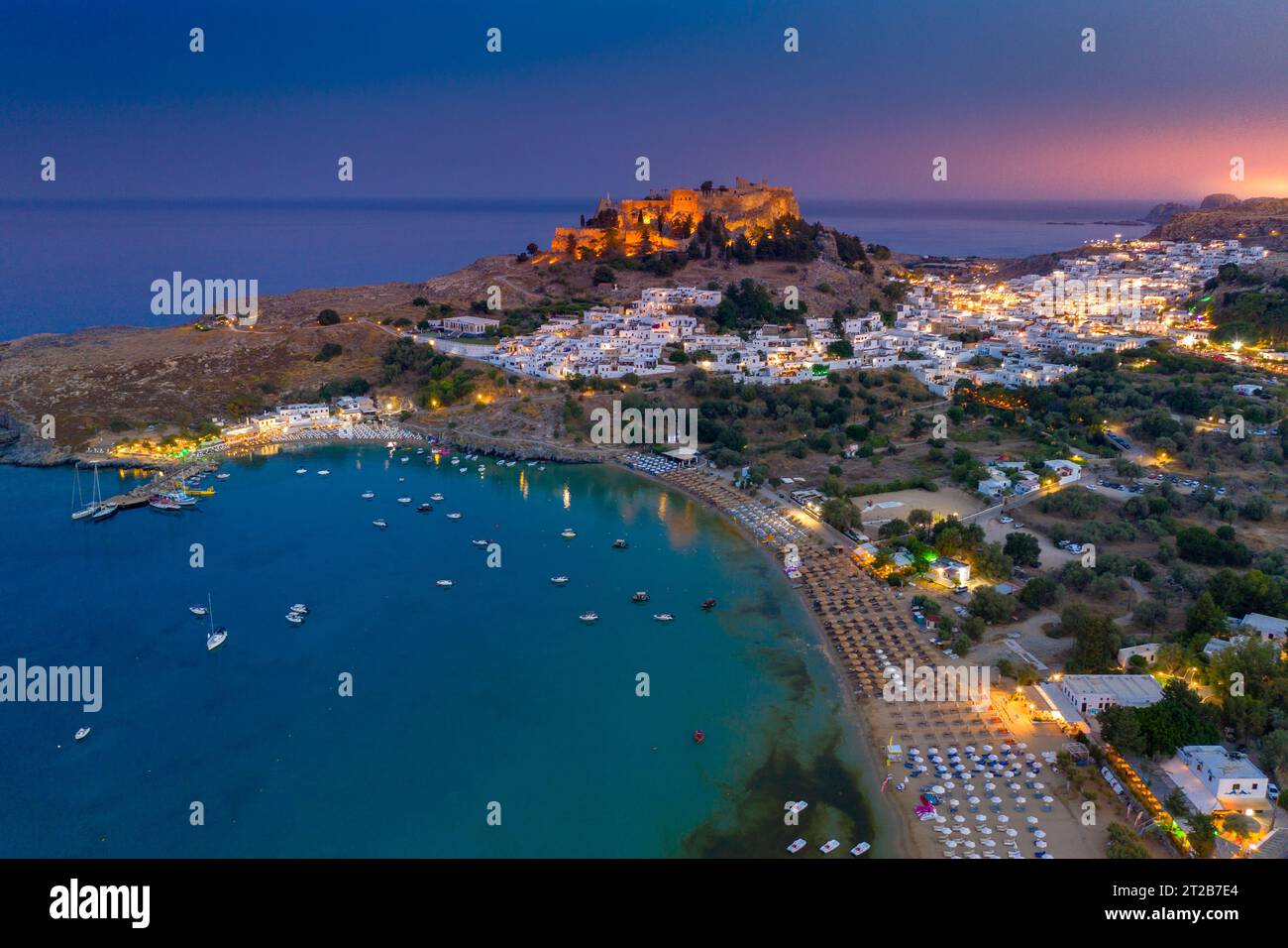Vue panoramique du village de Lindos et de l'Acropole, Rhodes, Grèce Banque D'Images