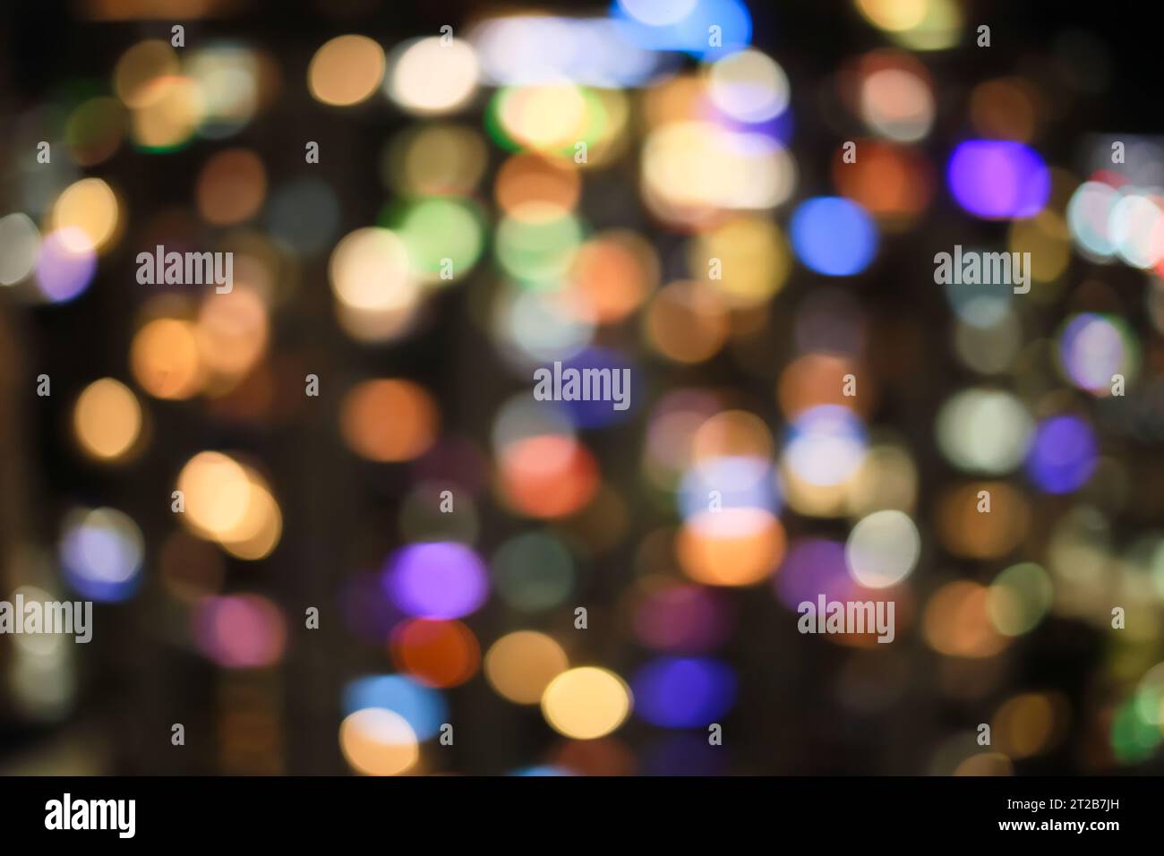 Lumières festives multicolores de vacances urbaines floues boules de bokeh floues du centre-ville grâce à un objectif fisheye Banque D'Images