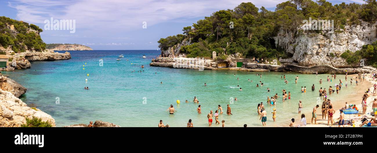 Cala Llombard, ESPAGNE - 13 juin 2023 : de nombreux touristes et habitants se baignent dans la baie de Cala Llombard, île de Majorque, Espagne. Banque D'Images