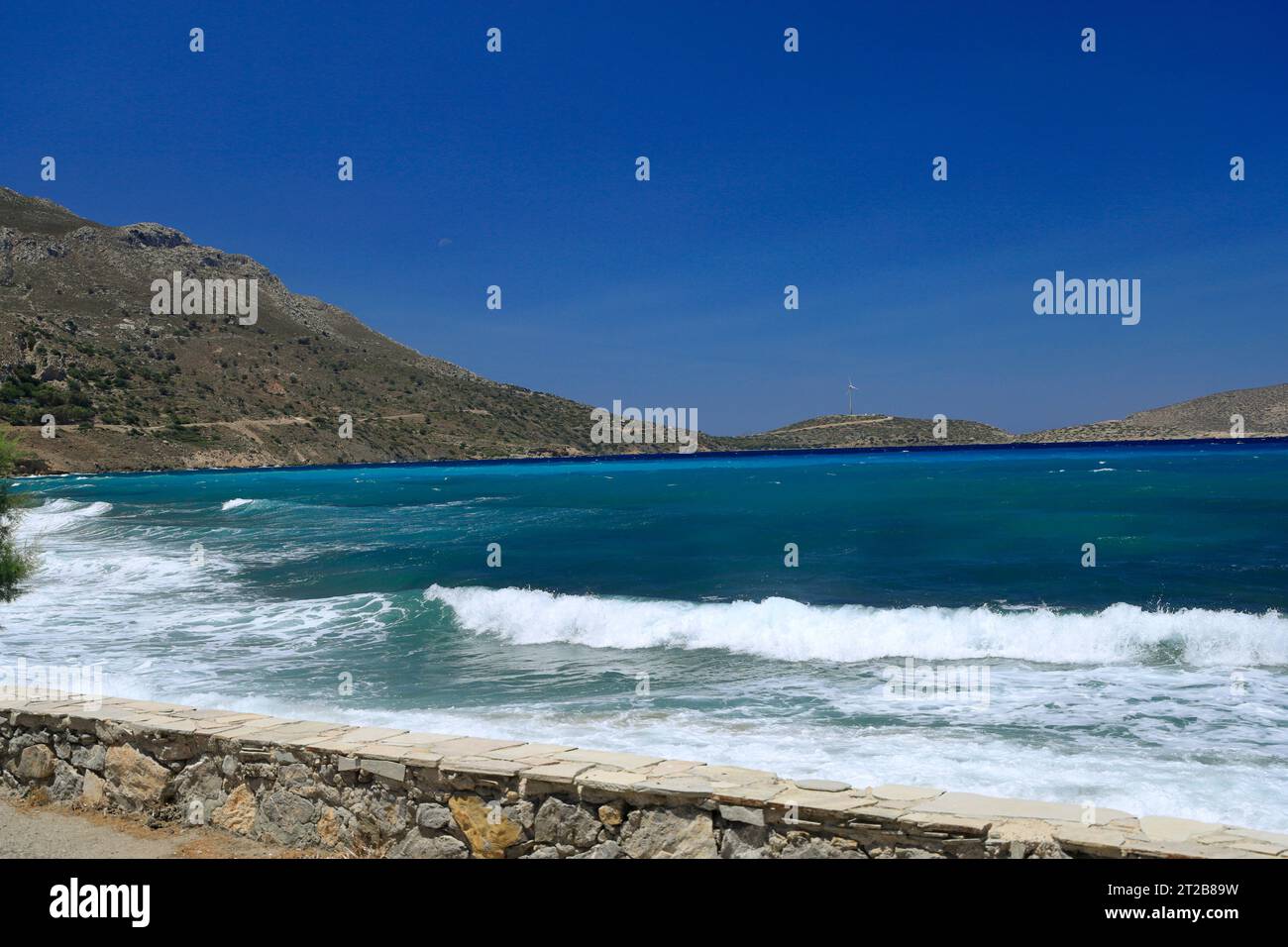 Mer agitée, Aghios Antonios et mer agitée Tilos, îles du Dodécanèse, mer Égée méridionale, Grèce. Banque D'Images