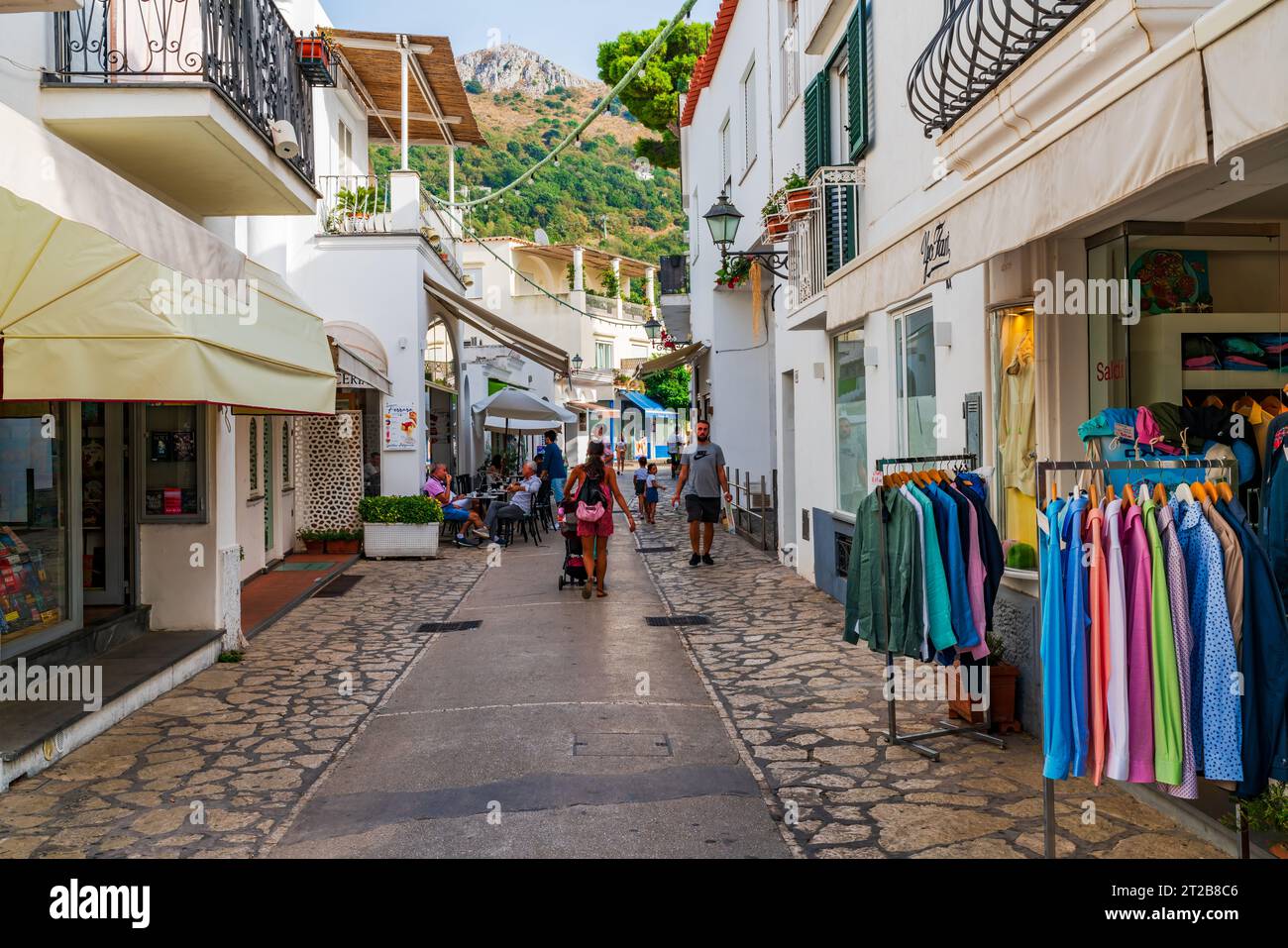 ANACAPRI, CAPRI, ITALIE - 19 SEPTEMBRE 2023 : les touristes profitent de vacances sur l'île de CAPRI célèbre pour ses paysages accidentés, ses hôtels haut de gamme et ses boutiques de luxe Banque D'Images