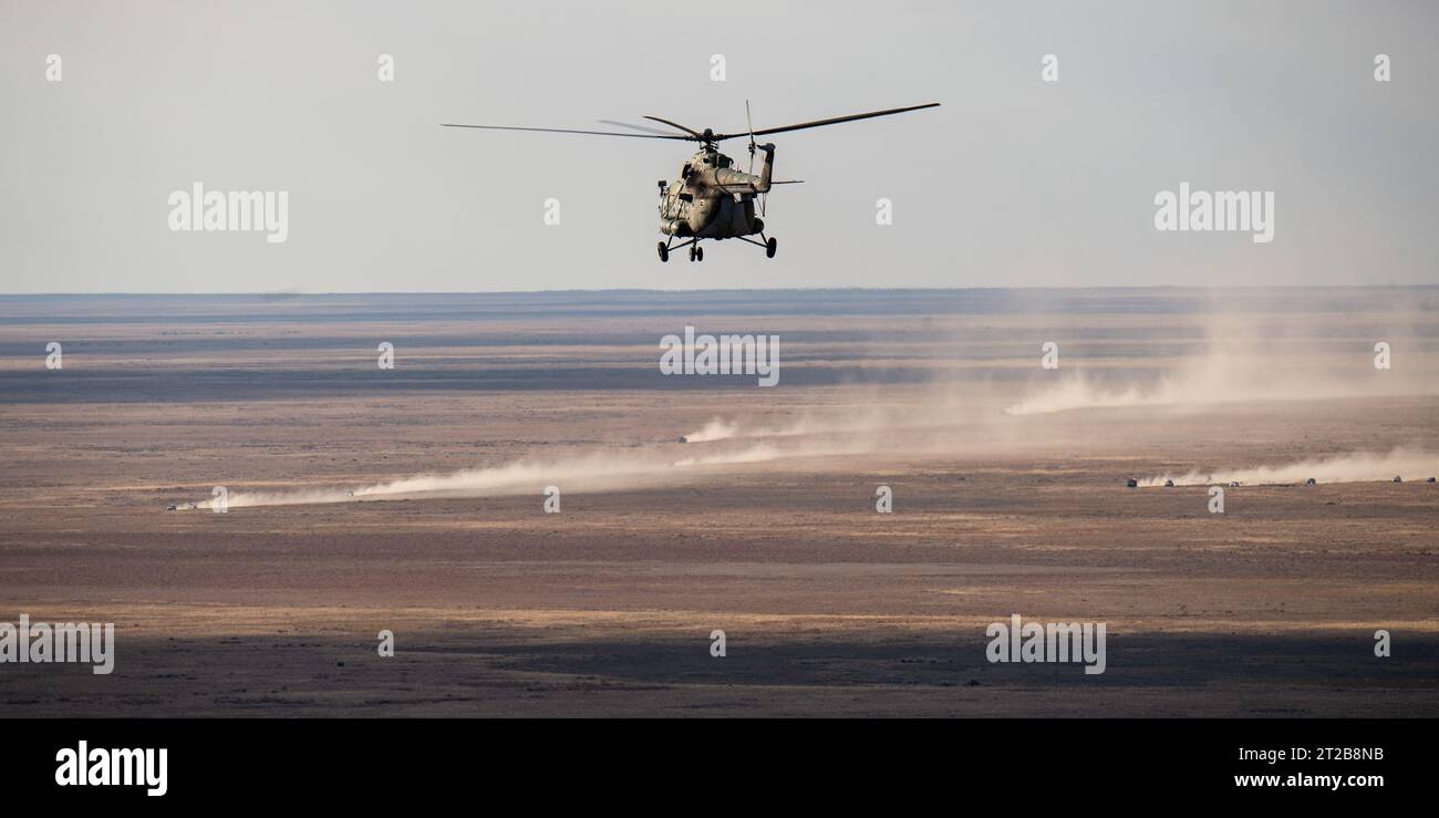Les équipes russes de recherche et de sauvetage arrivent à la sonde Soyouz MS-23 peu de temps après avoir atterri près de Zhezkazgan, Kazakhstan, avec l'astronaute de la NASA de l'expédition 69 Frank Rubio et les cosmonautes Roscosmos Dmitri Petelin et Sergey Prokopyev le 27 septembre 2023. L'équipage revient après 371 jours à bord de la Station spatiale internationale. Banque D'Images