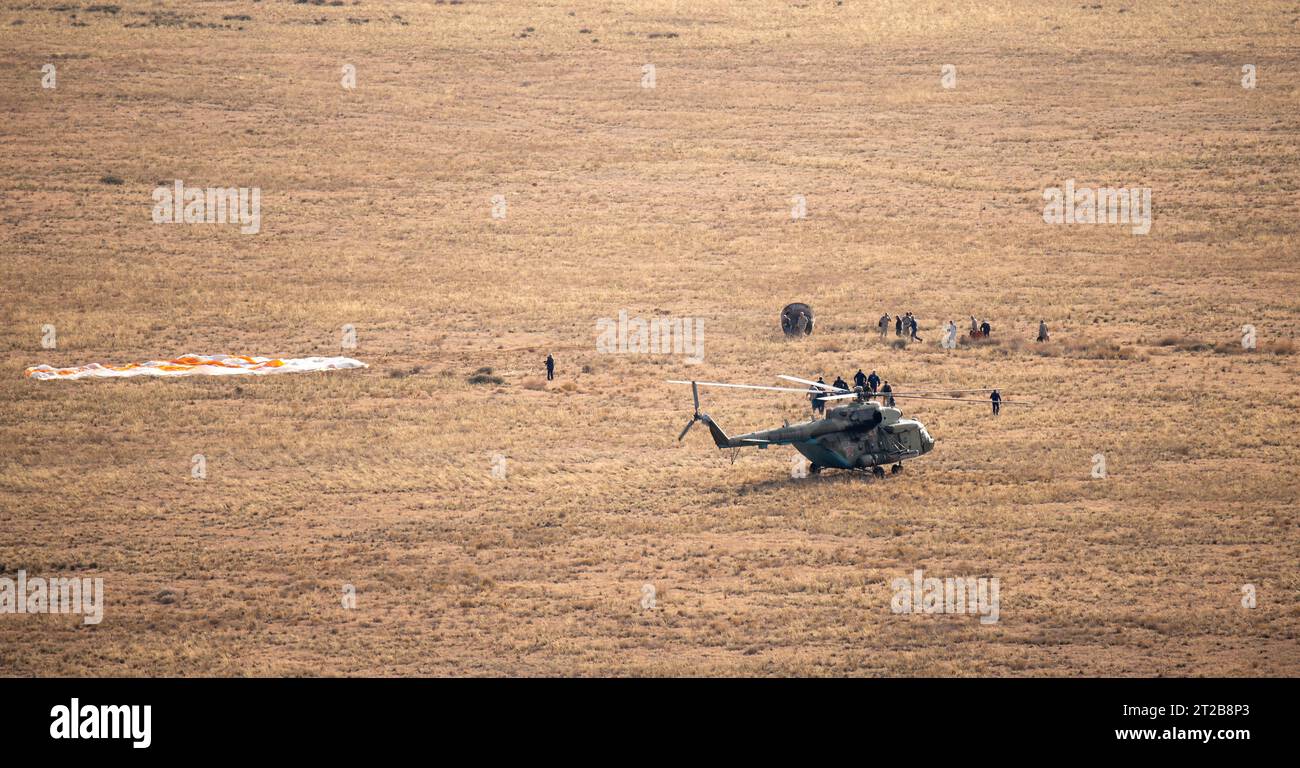 Expédition 69 les astronautes Frank Rubio, Dmitri Petelin et Sergey Prokopyev débarquent à bord de la capsule Soyouz MS-23 près de Zhezkazgan, Kazakhstan, le 27 septembre 2023, après 371 jours dans l'espace à bord de l'ISS. Les équipes russes de recherche et de sauvetage ont aidé à l'atterrissage. Banque D'Images