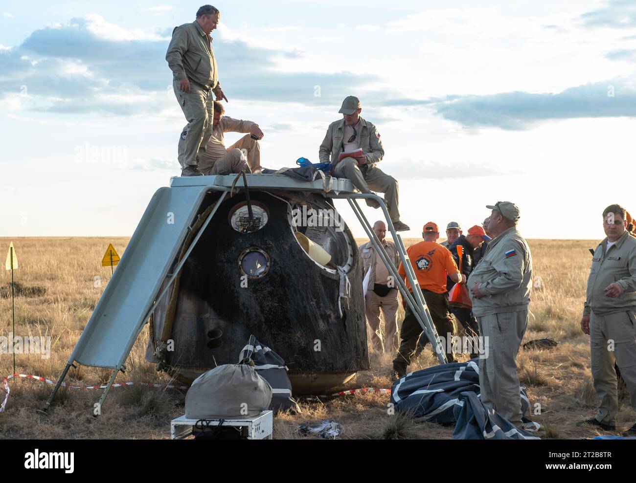 Expédition 69 atterrissage de Soyouz. Le personnel de soutien russe travaille autour du vaisseau spatial Soyouz MS-23 peu de temps après son atterrissage dans une zone éloignée près de la ville de Zhezkazgan, Kazakhstan avec l'astronaute de la NASA de l'expédition 69 Frank Rubio, et les cosmonautes Roscosmos Dmitri Petelin, et Sergey Prokopyev, mercredi 27 septembre 2023. Le trio revient sur Terre après avoir passé 371 jours dans l’espace en tant que membres des expéditions 68-69 à bord de la Station spatiale internationale. Pour Rubio, sa mission est le vol spatial le plus long de l'histoire d'un astronaute américain. Banque D'Images