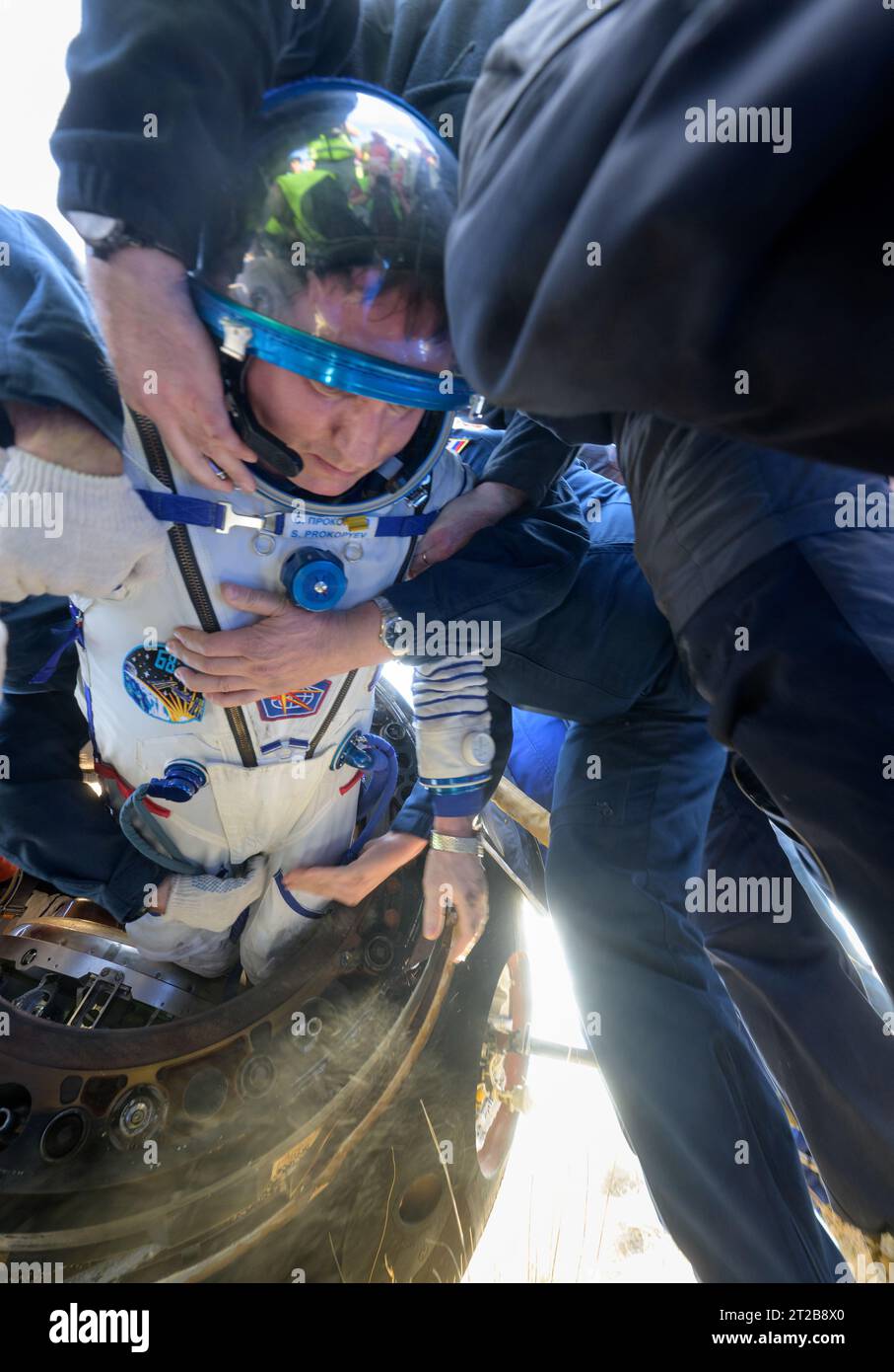 Le cosmonaute Sergueï Prokopyev a été aidé à sortir de la capsule Soyouz MS-23 peu de temps après son atterrissage près de Zhezkazgan, au Kazakhstan, le 27 septembre 2023, avec le cosmonaute Dmitri Petelin et l'astronaute Frank Rubio. L'équipage est revenu après 371 jours sur la Station spatiale internationale. Banque D'Images