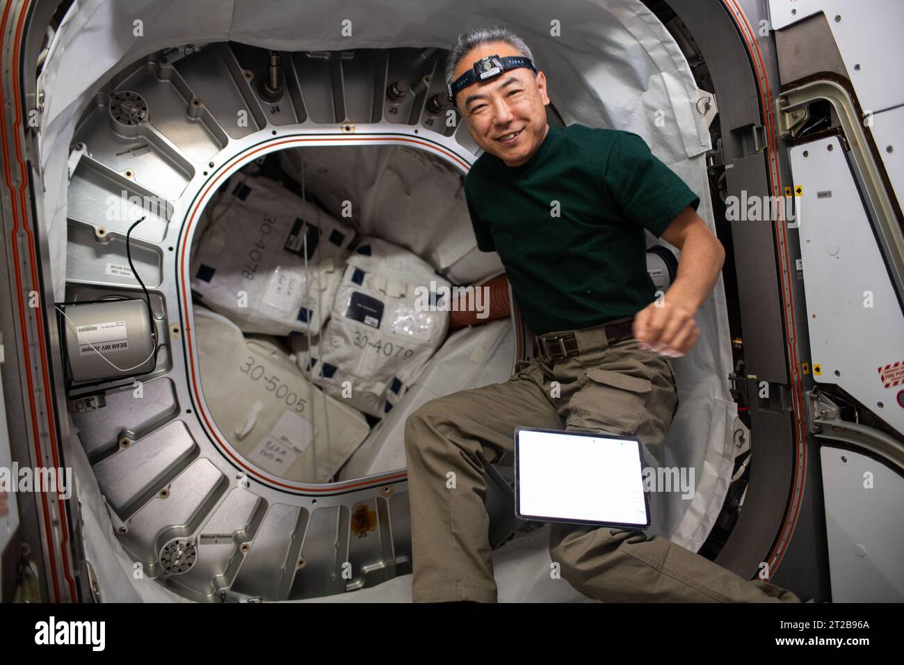 . Iss070e00324 (28 septembre 2023) ---- l'astronaute et ingénieur de vol de l'expédition 70 de la JAXA (Agence japonaise d'exploration aérospatiale) Satoshi Furukawa emballe le matériel à l'intérieur du module d'activité extensible Bigelow, ou FAISCEAU, à bord de la Station spatiale internationale. Banque D'Images