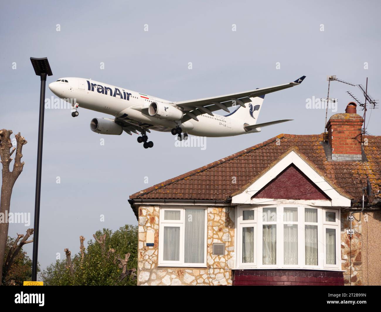 Aéroport de Londres Heathrow Hounslow Iran Air Airbus 330-200 en approche pour atterrir à basse altitude survolant des logements résidentiels Banque D'Images