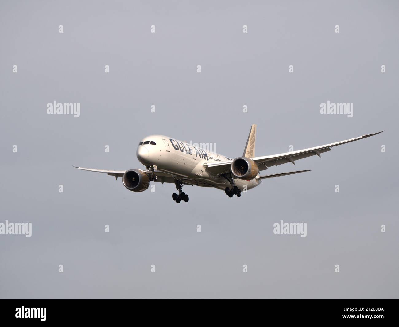 Aéroport de Londres Heathrow Hounslow Gulf Air, compagnie aérienne de Bahreïn, avion approchant de la piste à Heathrow Banque D'Images