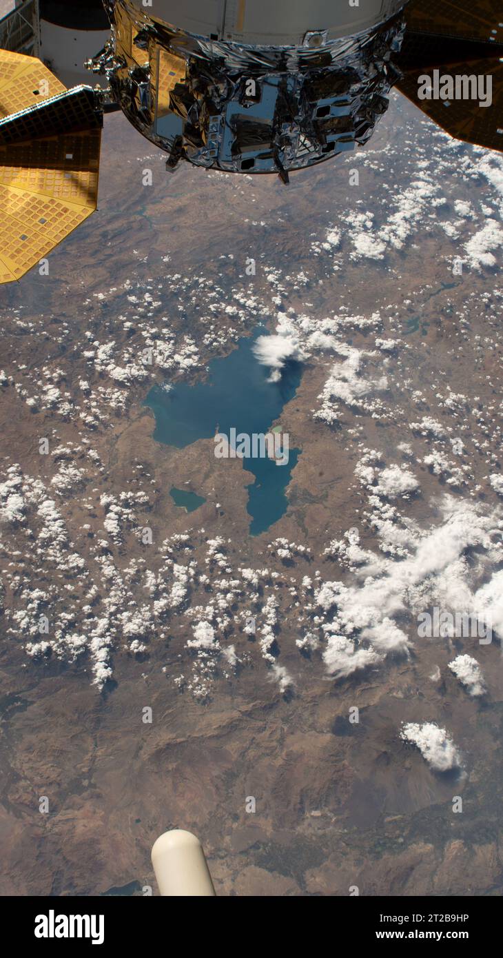 Le lac Van et le lac Erçek en Turquie sont photographiés depuis la Station spatiale internationale le 30 septembre 2023, alors qu'ils orbitent à 259 miles au-dessus de la région eurasienne près de la mer Caspienne. Banque D'Images