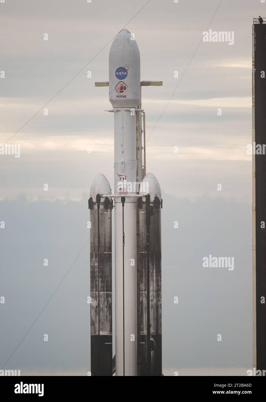 Une fusée SpaceX Falcon Heavy transportant le vaisseau spatial Psyche de la NASA est au Launch Complex 39A, Kennedy Space Center, Floride, le 11 octobre 2023. La sonde se rendra sur l'astéroïde Psyché, riche en métal, entre mars et Jupiter, pour étudier sa composition et tester la technologie des communications optiques dans l'espace profond (DSOC) au-delà de la Lune. Banque D'Images