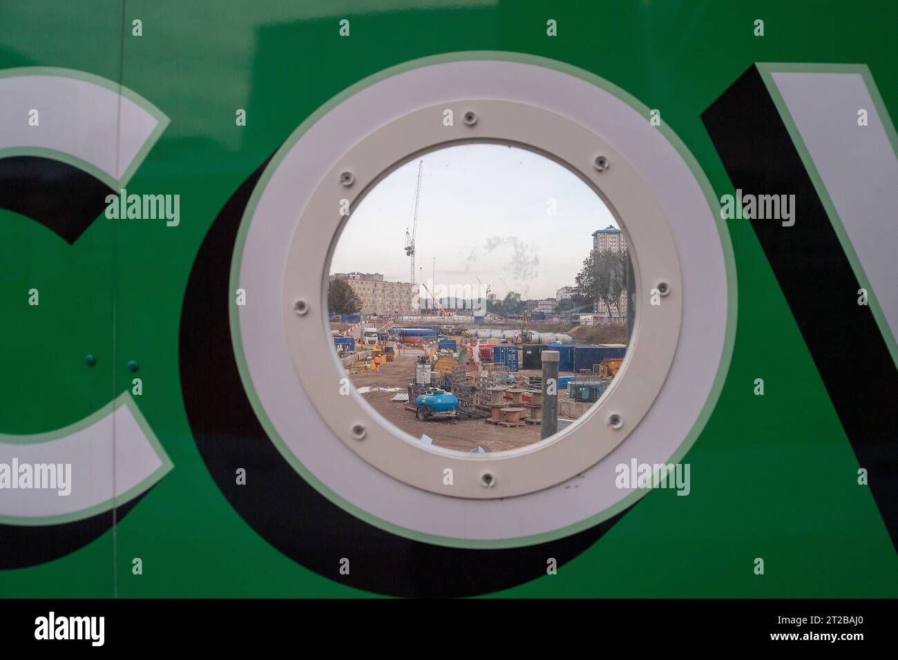 Euston, Londres, Royaume-Uni. 17 octobre 2023. Un hublot HS2 surplombe leur chantier de construction sur l'un de leurs sites Euston à Londres. Il a été signalé que le chemin de fer HS2 phase 1 ira seulement jusqu'à Old Oak Common et non Euston comme prévu, à moins que des investisseurs privés tiers ne puissent lever suffisamment de fonds pour cela. Le Premier ministre Rishi Sunak a récemment annoncé l'annulation de la phase 2 du HS2 High Speed Rail Northern Leg de Birmingham à Manchester. Au lieu de cela, l'argent sera utilisé pour l'infrastructure ferroviaire si nécessaire dans le Nord et l'amélioration des routes dans toute l'Angleterre. Crédit : Maureen MCL Banque D'Images