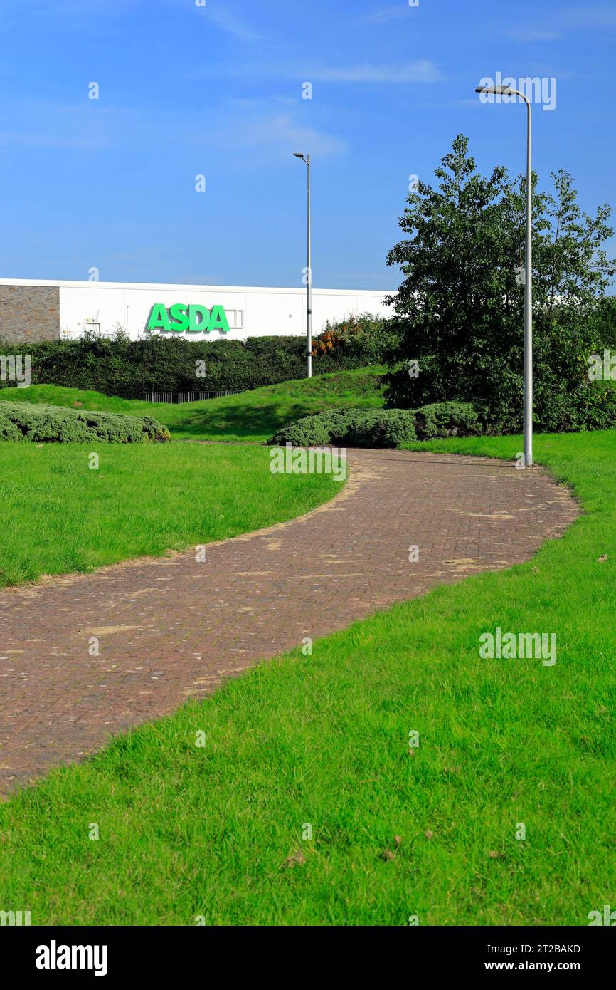 Sentier et magasin Asda, Leckwith Retail Park, Cardiff, Galles du Sud, Royaume-Uni. Banque D'Images