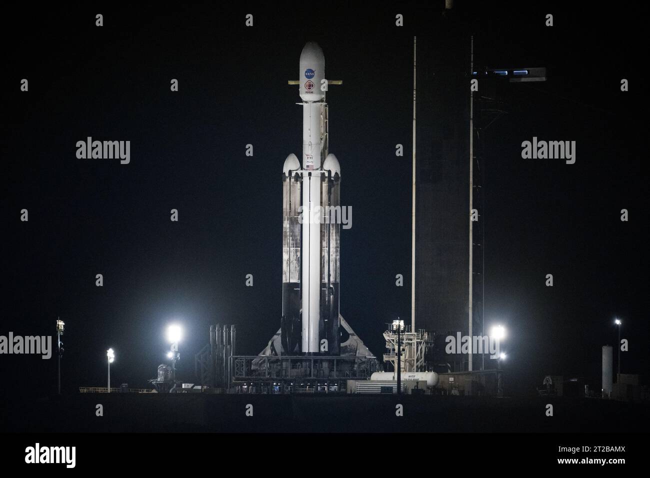 La fusée SpaceX Falcon Heavy avec le vaisseau spatial Psyche de la NASA est sur le Launch Complex 39A au Kennedy Space Center, en Floride, en préparation du lancement d’un astéroïde riche en métal entre mars et Jupiter. Le vaisseau spatial transporte l'expérience DSOC pour tester les communications laser au-delà de la Lune. Banque D'Images