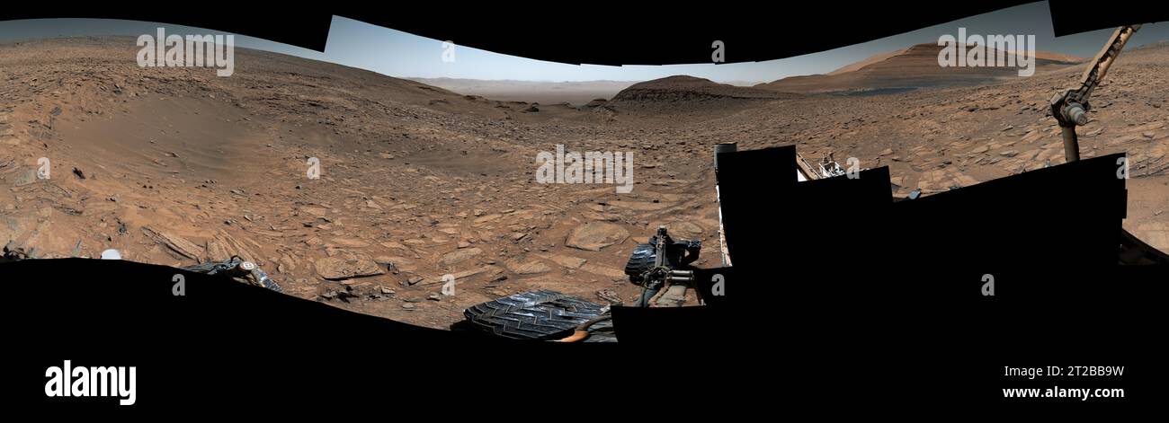 . Curiosity voit un cratère à 'Jau'. le rover Curiosity Mars de la NASA a capturé cette vue à 360 degrés montrant un cratère d'impact dans un endroit surnommé Jau. La scène a été capturée avec la Mastcam du rover le 25 juillet 2023, le 3 899e jour martien, ou sol, de la mission. C'était l'un des dizaines de cratères d'impact au sein d'un amas de cratères que Curiosity avait arrêté après avoir terminé l'une de ses ascensions les plus difficiles de tous les temps. Ce cratère particulier est estimé à environ 60 pieds (18 mètres) de large. Une partie du bras robotique de Curiosity peut être vue à droite. Au centre de la scène se trouve le chemin de retour vers le bas d'une pente vers Ma Banque D'Images
