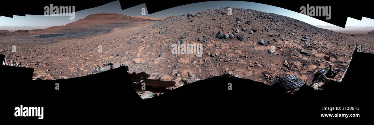 . Curiosity Views Gediz Vallis Ridge. le rover Curiosity Mars de la NASA a capturé ce panorama à 360 degrés alors qu'il était stationné sous Gediz Vallis Ridge (la pente en forme de colline à droite). Après trois tentatives en trois ans, le rover atteignit finalement la crête à son quatrième essai le 14 août 2023, le 3 923e jour martien, ou sol, de la mission. Le 19 août, la Mastcam de Curiosity a pris les 136 images individuelles qui ont été assemblées dans cette mosaïque après avoir été renvoyées sur Terre. La couleur a été ajustée pour correspondre aux conditions d'éclairage comme l'œil humain les verrait sur Terre. Gediz Vallis Ridg Banque D'Images