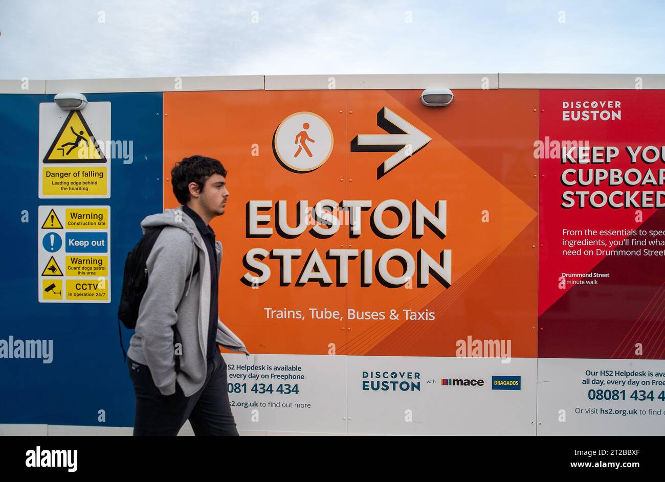 Euston, Londres, Royaume-Uni. 17 octobre 2023. Travaux de construction et de construction HS2 sur les sites HS2 High Speed Rail Euston à Londres. Il a été signalé que le chemin de fer HS2 phase 1 ira seulement jusqu'à Old Oak Common et non Euston comme prévu, à moins que des investisseurs privés tiers ne puissent lever suffisamment de fonds pour cela. Le Premier ministre Rishi Sunak a récemment annoncé l'annulation de la phase 2 du HS2 High Speed Rail Northern Leg de Birmingham à Manchester. Au lieu de cela, l'argent sera utilisé pour l'infrastructure ferroviaire si nécessaire dans le Nord et l'amélioration des routes dans toute l'Angleterre. Crédit : Maureen McLean/Alam Banque D'Images