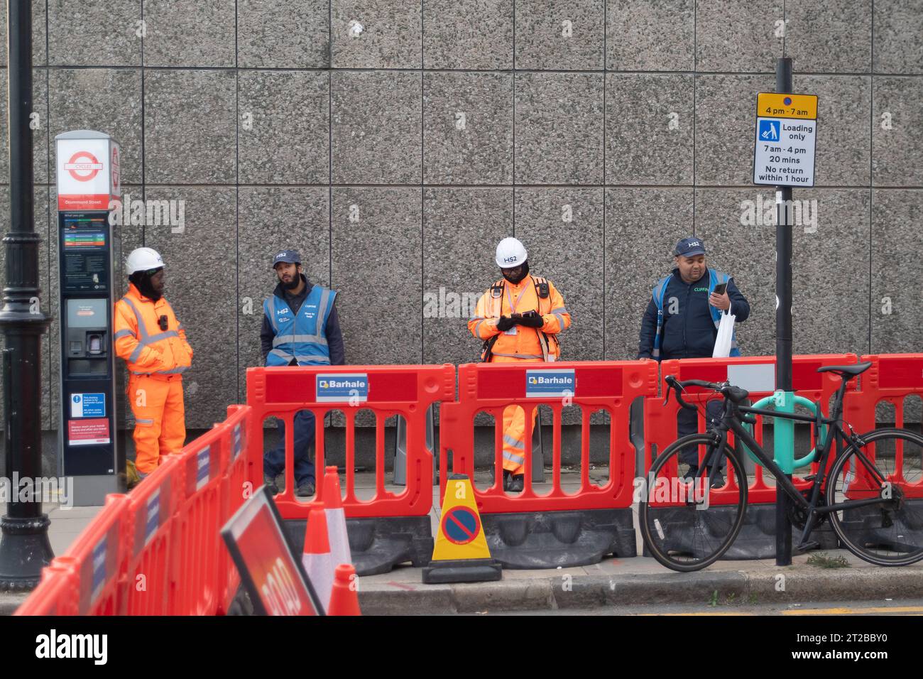 Euston, Londres, Royaume-Uni. 17 octobre 2023. HS2 travailleurs de la sécurité et de la construction à Euston, Londres. Il a été signalé que le chemin de fer HS2 phase 1 ira seulement jusqu'à Old Oak Common et non Euston comme prévu, à moins que des investisseurs privés tiers ne puissent lever suffisamment de fonds pour cela. Le Premier ministre Rishi Sunak a récemment annoncé l'annulation de la phase 2 du HS2 High Speed Rail Northern Leg de Birmingham à Manchester. Au lieu de cela, l'argent sera utilisé pour l'infrastructure ferroviaire si nécessaire dans le Nord et l'amélioration des routes dans toute l'Angleterre. Crédit : Maureen McLean/Alamy Live News Banque D'Images