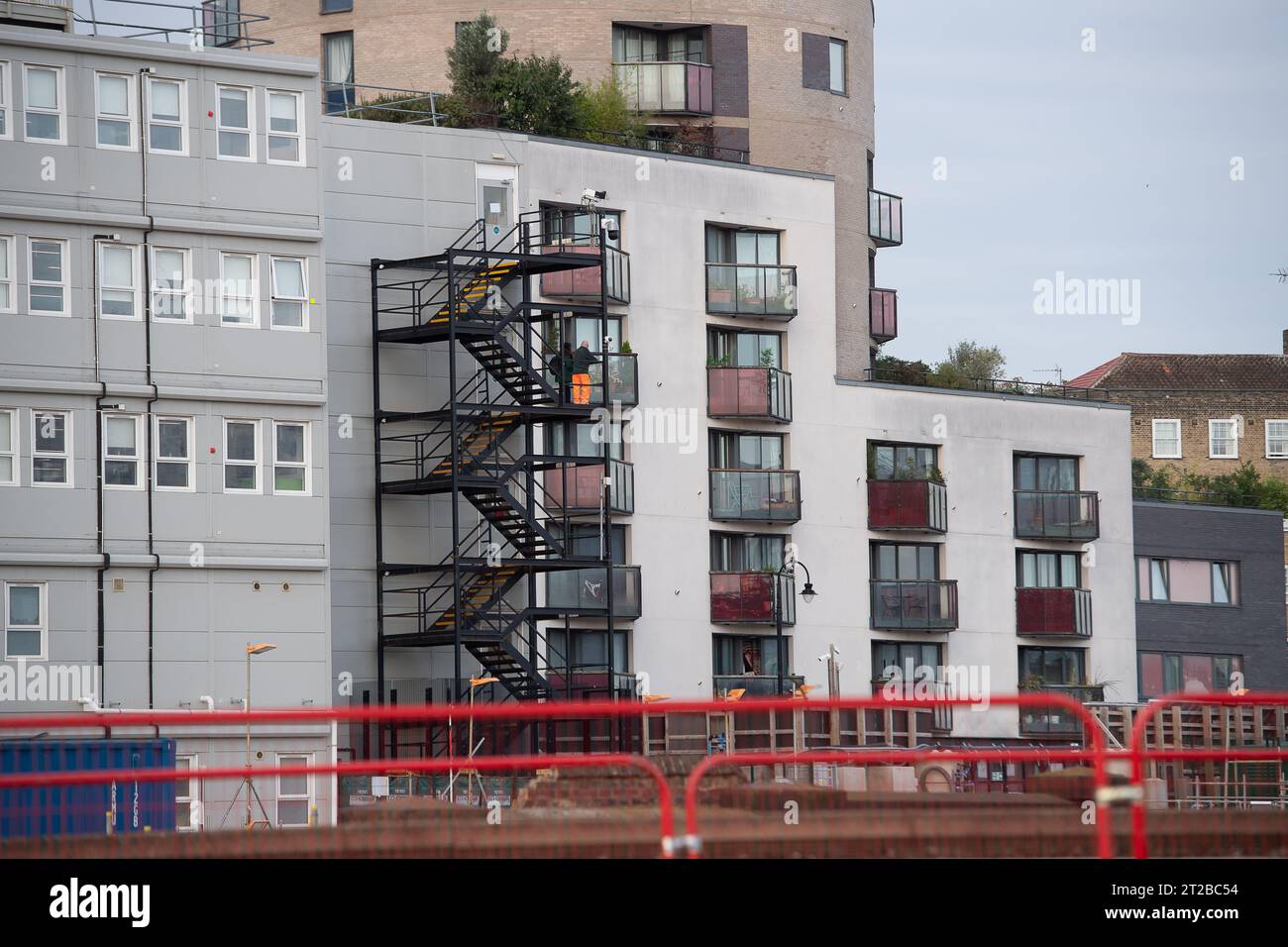 Euston, Londres, Royaume-Uni. 17 octobre 2023. Bureaux HS2 à côté des appartements résidentiels à Euston. Il a été signalé que le chemin de fer HS2 phase 1 ira seulement jusqu'à Old Oak Common et non Euston comme prévu, à moins que des investisseurs privés tiers ne puissent lever suffisamment de fonds pour cela. Le Premier ministre Rishi Sunak a récemment annoncé l'annulation de la phase 2 du HS2 High Speed Rail Northern Leg de Birmingham à Manchester. Au lieu de cela, l'argent sera utilisé pour l'infrastructure ferroviaire si nécessaire dans le Nord et l'amélioration des routes dans toute l'Angleterre. Crédit : Maureen McLean/Alamy Live News Banque D'Images
