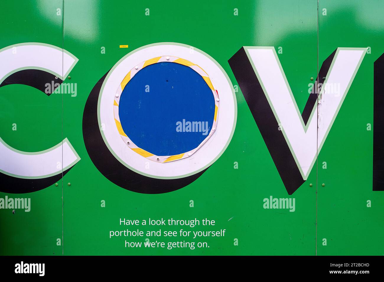 Euston, Londres, Royaume-Uni. 17 octobre 2023. Un portail HS2 à Euston a été fermé. Il a été signalé que le chemin de fer HS2 phase 1 ira seulement jusqu'à Old Oak Common et non Euston comme prévu, à moins que des investisseurs privés tiers ne puissent lever suffisamment de fonds pour cela. Le Premier ministre Rishi Sunak a récemment annoncé l'annulation de la phase 2 du HS2 High Speed Rail Northern Leg de Birmingham à Manchester. Au lieu de cela, l'argent sera utilisé pour l'infrastructure ferroviaire si nécessaire dans le Nord et l'amélioration des routes dans toute l'Angleterre. Crédit : Maureen McLean/Alamy Live News Banque D'Images