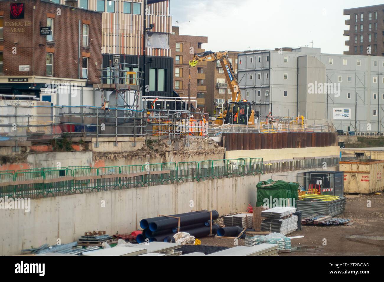 Euston, Londres, Royaume-Uni. 17 octobre 2023. Les restes d'anciennes entreprises et maisons démolies par HS2 à Euston à Londres. Il a été signalé que le chemin de fer HS2 phase 1 ira seulement jusqu'à Old Oak Common et non Euston comme prévu, à moins que des investisseurs privés tiers ne puissent lever suffisamment de fonds pour cela. Le Premier ministre Rishi Sunak a récemment annoncé l'annulation de la phase 2 du HS2 High Speed Rail Northern Leg de Birmingham à Manchester. Au lieu de cela, l'argent sera utilisé pour l'infrastructure ferroviaire si nécessaire dans le Nord et l'amélioration des routes dans toute l'Angleterre. Crédit : Maureen McLean/Alam Banque D'Images