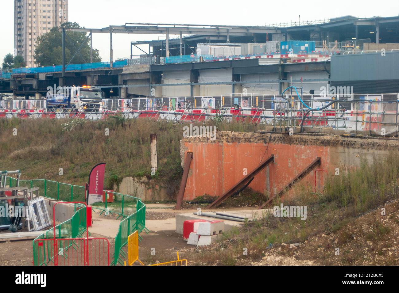 Euston, Londres, Royaume-Uni. 17 octobre 2023. Les restes d'anciennes entreprises et maisons démolies par HS2 à Euston à Londres. Il a été signalé que le chemin de fer HS2 phase 1 ira seulement jusqu'à Old Oak Common et non Euston comme prévu, à moins que des investisseurs privés tiers ne puissent lever suffisamment de fonds pour cela. Le Premier ministre Rishi Sunak a récemment annoncé l'annulation de la phase 2 du HS2 High Speed Rail Northern Leg de Birmingham à Manchester. Au lieu de cela, l'argent sera utilisé pour l'infrastructure ferroviaire si nécessaire dans le Nord et l'amélioration des routes dans toute l'Angleterre. Crédit : Maureen McLean/Alam Banque D'Images