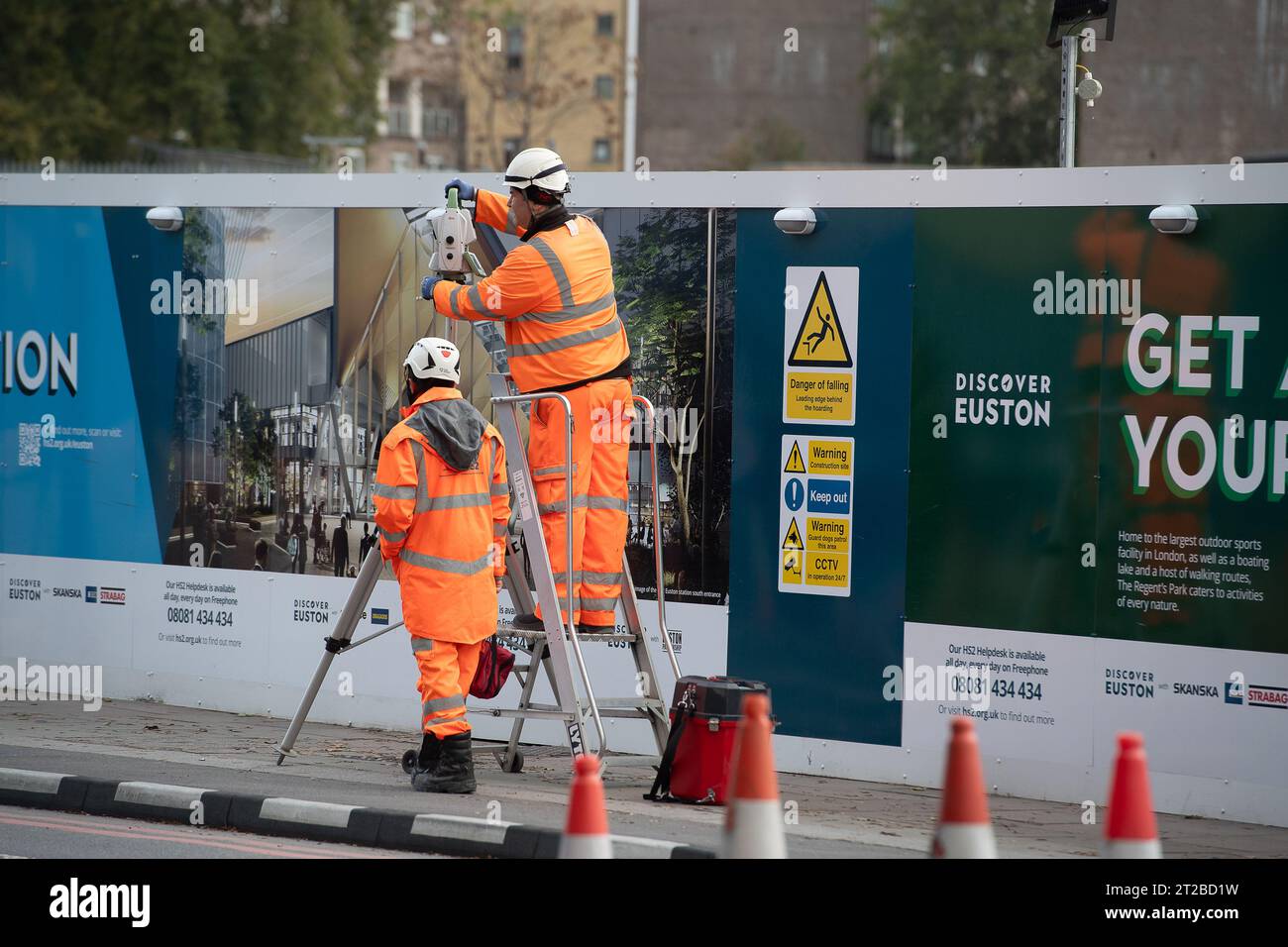 Euston, Londres, Royaume-Uni. 17 octobre 2023. Travaux de construction et de construction HS2 sur les sites HS2 High Speed Rail Euston à Londres. Il a été signalé que le chemin de fer HS2 phase 1 ira seulement jusqu'à Old Oak Common et non Euston comme prévu, à moins que des investisseurs privés tiers ne puissent lever suffisamment de fonds pour cela. Le Premier ministre Rishi Sunak a récemment annoncé l'annulation de la phase 2 du HS2 High Speed Rail Northern Leg de Birmingham à Manchester. Au lieu de cela, l'argent sera utilisé pour l'infrastructure ferroviaire si nécessaire dans le Nord et l'amélioration des routes dans toute l'Angleterre. Crédit : Maureen McLean/Alam Banque D'Images