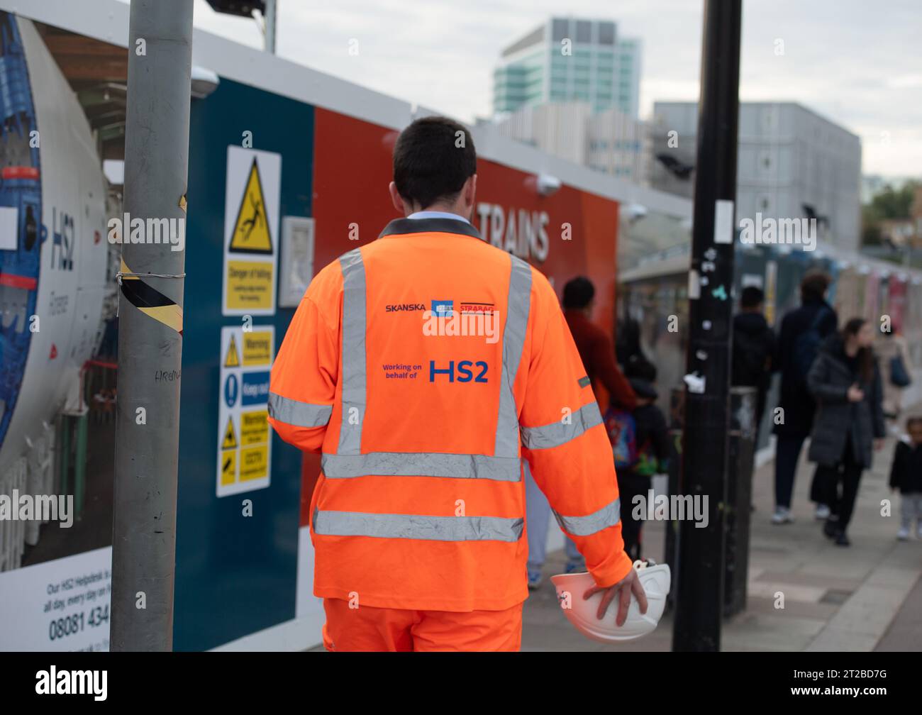 Euston, Londres, Royaume-Uni. 17 octobre 2023. Travaux de construction et de construction HS2 sur les sites HS2 High Speed Rail Euston à Londres. Il a été signalé que le chemin de fer HS2 phase 1 ira seulement jusqu'à Old Oak Common et non Euston comme prévu, à moins que des investisseurs privés tiers ne puissent lever suffisamment de fonds pour cela. Le Premier ministre Rishi Sunak a récemment annoncé l'annulation de la phase 2 du HS2 High Speed Rail Northern Leg de Birmingham à Manchester. Au lieu de cela, l'argent sera utilisé pour l'infrastructure ferroviaire si nécessaire dans le Nord et l'amélioration des routes dans toute l'Angleterre. Crédit : Maureen McLean/Alam Banque D'Images