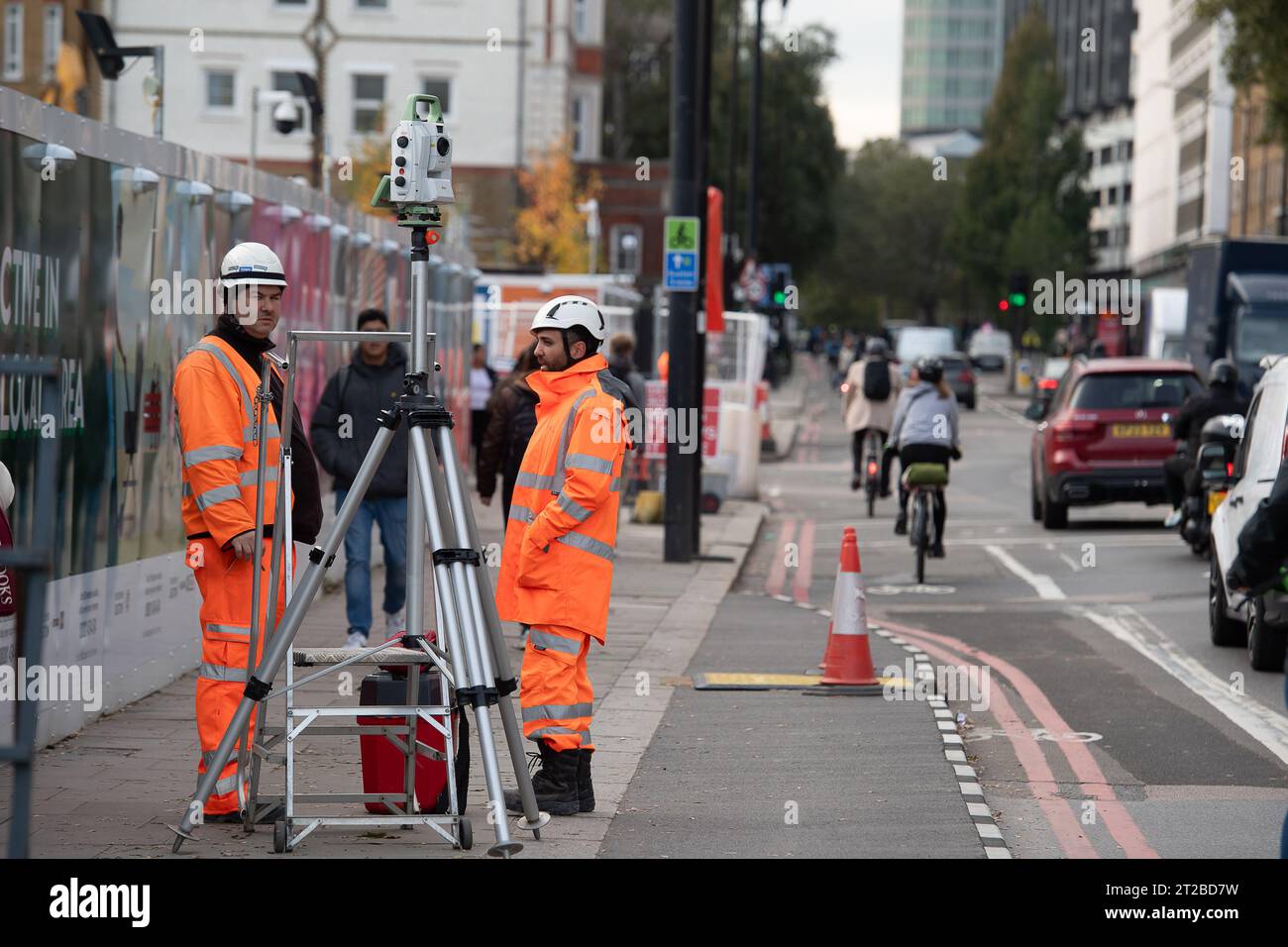 Euston, Londres, Royaume-Uni. 17 octobre 2023. Travaux de construction et de construction HS2 sur les sites HS2 High Speed Rail Euston à Londres. Il a été signalé que le chemin de fer HS2 phase 1 ira seulement jusqu'à Old Oak Common et non Euston comme prévu, à moins que des investisseurs privés tiers ne puissent lever suffisamment de fonds pour cela. Le Premier ministre Rishi Sunak a récemment annoncé l'annulation de la phase 2 du HS2 High Speed Rail Northern Leg de Birmingham à Manchester. Au lieu de cela, l'argent sera utilisé pour l'infrastructure ferroviaire si nécessaire dans le Nord et l'amélioration des routes dans toute l'Angleterre. Crédit : Maureen McLean/Alam Banque D'Images