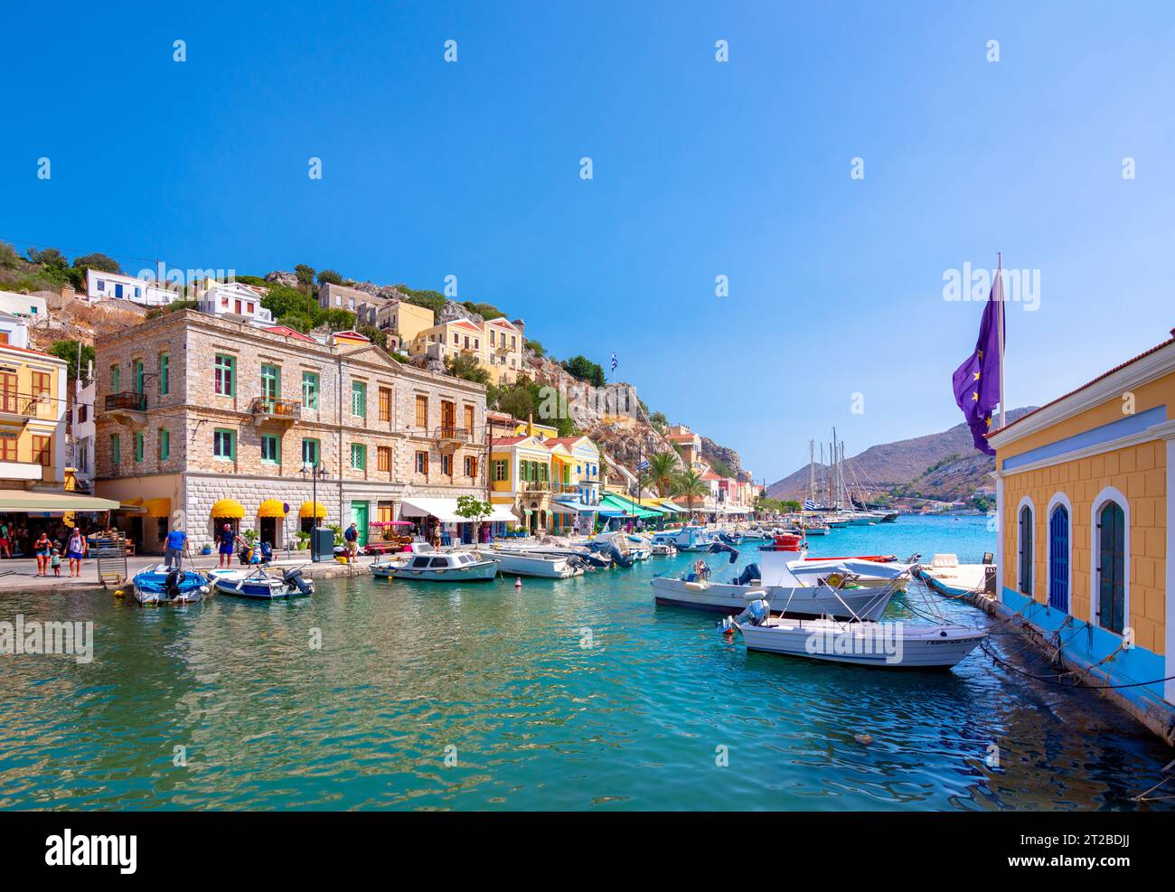 Village de maisons colorées sur l'île de Symi, îles du Dodécanèse, Grèce. Banque D'Images