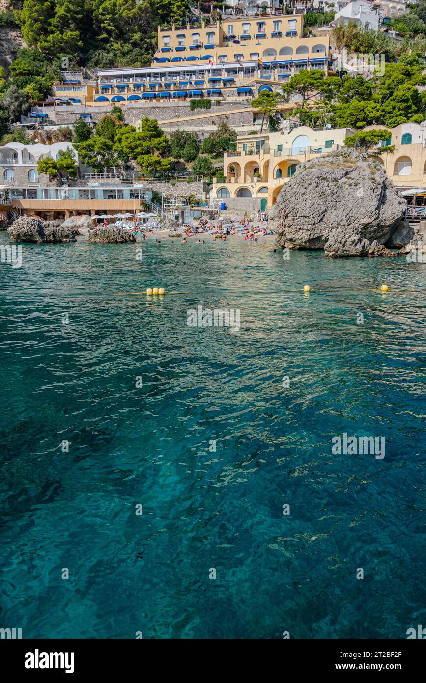 Plage, café, hôtels et bars de Marina Piccola, via Marina Piccola, 80076 Capri NA, Italie 11 octobre 2023 Banque D'Images