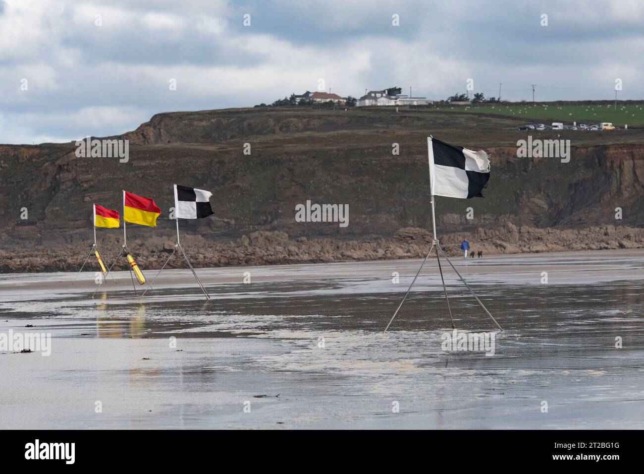 Drapeaux de sécurité pour les nageurs sur une plage UK Banque D'Images