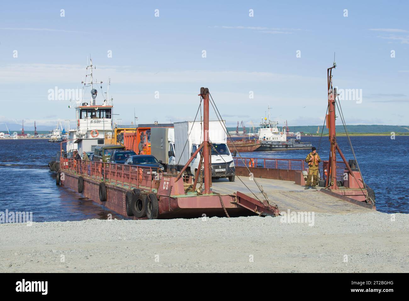 SALEKHARD, Russie - le 29 août 2018 : Déchargement d'un car-ferry sur la rivière Ob sur une journée ensoleillée Banque D'Images