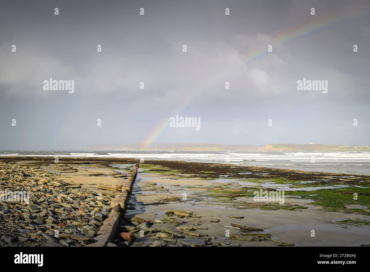 Une image HDR d'automne venteuse et humide de la baie de Dunnet avec la tête de Dunnet dans la distance brumeuse alors que la tempête Babet arrive, Caithness, Écosse. 11 octobre 2023 Banque D'Images