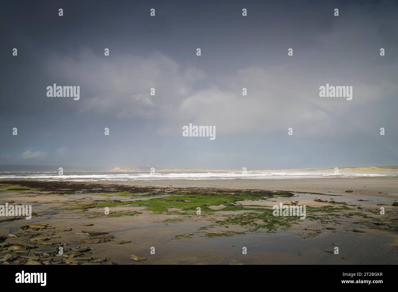 Une image HDR d'automne venteuse et humide de la baie de Dunnet avec la tête de Dunnet dans la distance brumeuse alors que la tempête Babet arrive, Caithness, Écosse. 11 octobre 2023 Banque D'Images