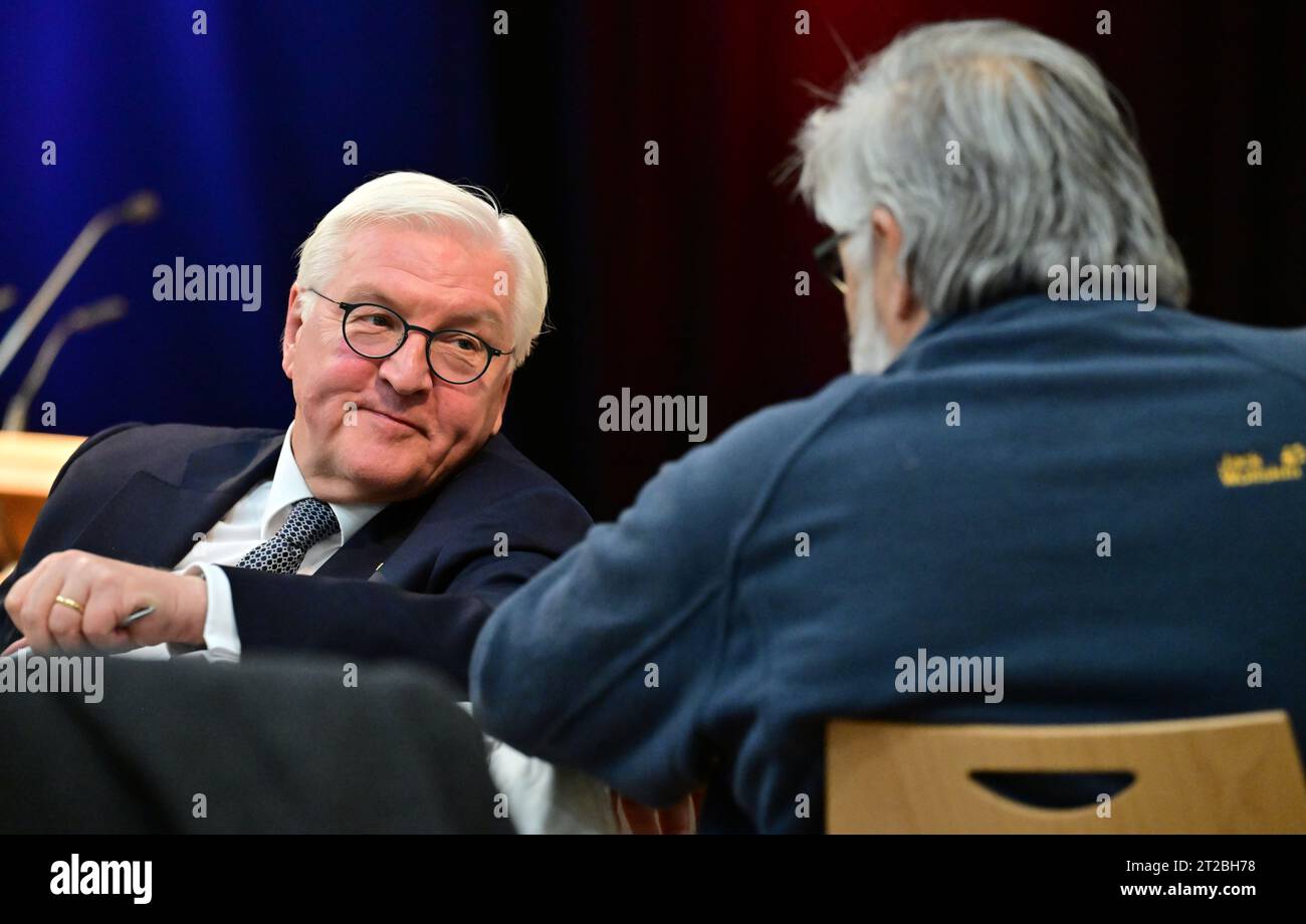 Meiningen, Allemagne. 18 octobre 2023. Le président fédéral Frank-Walter Steinmeier participe au 3e Meininger Stadtgespräch au Volkshaus Meiningen. Steinmeier a déménagé sa résidence officielle à Meiningen pendant trois jours dans le cadre de 'Ortszeit Deutschland'. Les arrêts en dehors de Berlin sont destinés à engager une conversation avec les citoyens sur les défis, les souhaits et les préoccupations actuels. Crédit : Martin Schutt/dpa/Alamy Live News Banque D'Images