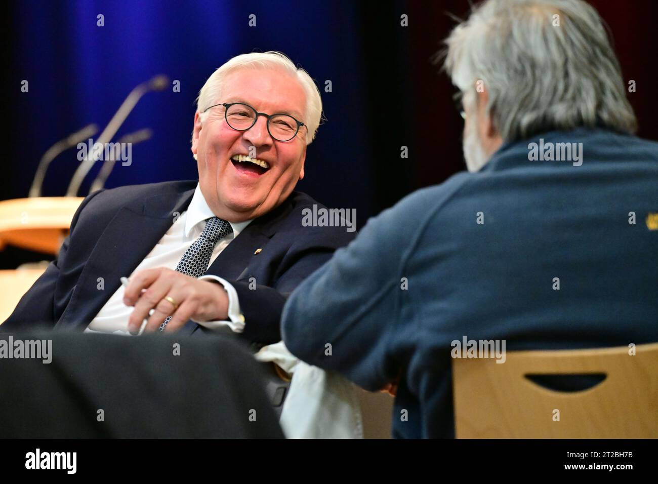 Meiningen, Allemagne. 18 octobre 2023. Le président fédéral Frank-Walter Steinmeier participe au 3e Meininger Stadtgespräch au Volkshaus Meiningen. Steinmeier a déménagé sa résidence officielle à Meiningen pendant trois jours dans le cadre de 'Ortszeit Deutschland'. Les arrêts en dehors de Berlin sont destinés à engager une conversation avec les citoyens sur les défis, les souhaits et les préoccupations actuels. Crédit : Martin Schutt/dpa/Alamy Live News Banque D'Images