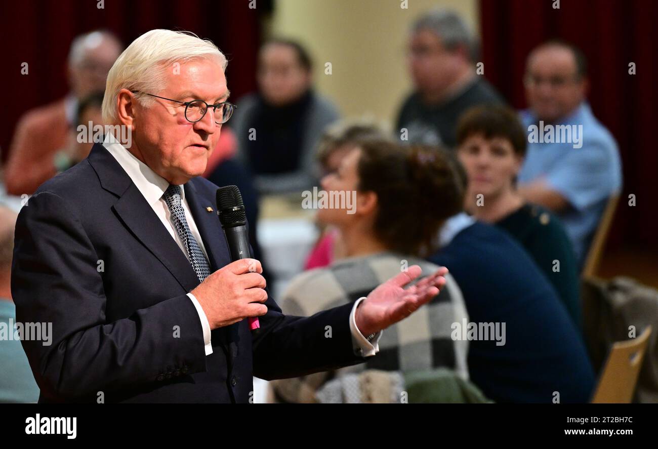 Meiningen, Allemagne. 18 octobre 2023. Le président fédéral Frank-Walter Steinmeier participe au 3e Meininger Stadtgespräch au Volkshaus Meiningen. Steinmeier a déménagé sa résidence officielle à Meiningen pendant trois jours dans le cadre de 'Ortszeit Deutschland'. Les arrêts en dehors de Berlin sont destinés à engager une conversation avec les citoyens sur les défis, les souhaits et les préoccupations actuels. Crédit : Martin Schutt/dpa/Alamy Live News Banque D'Images
