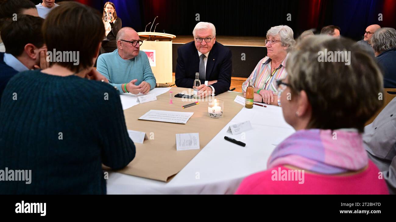 Meiningen, Allemagne. 18 octobre 2023. Le président fédéral Frank-Walter Steinmeier participe au 3e Meininger Stadtgespräch au Volkshaus Meiningen. Steinmeier a déménagé sa résidence officielle à Meiningen pendant trois jours dans le cadre de 'Ortszeit Deutschland'. Les arrêts en dehors de Berlin sont destinés à engager une conversation avec les citoyens sur les défis, les souhaits et les préoccupations actuels. Crédit : Martin Schutt/dpa/Alamy Live News Banque D'Images