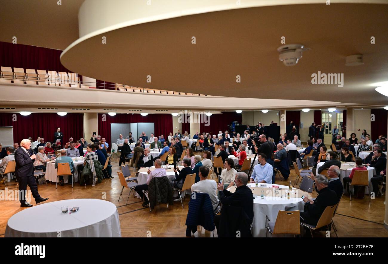 Meiningen, Allemagne. 18 octobre 2023. Le président fédéral Frank-Walter Steinmeier participe au 3e Meininger Stadtgespräch au Volkshaus Meiningen. Steinmeier a déménagé sa résidence officielle à Meiningen pendant trois jours dans le cadre de 'Ortszeit Deutschland'. Les arrêts en dehors de Berlin sont destinés à engager une conversation avec les citoyens sur les défis, les souhaits et les préoccupations actuels. Crédit : Martin Schutt/dpa/Alamy Live News Banque D'Images