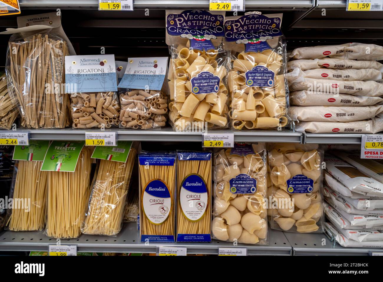 Italie - 14 août 2023 : pâtes artisanales tirées au bronze emballées sur des étagères à vendre dans un supermarché italien Banque D'Images