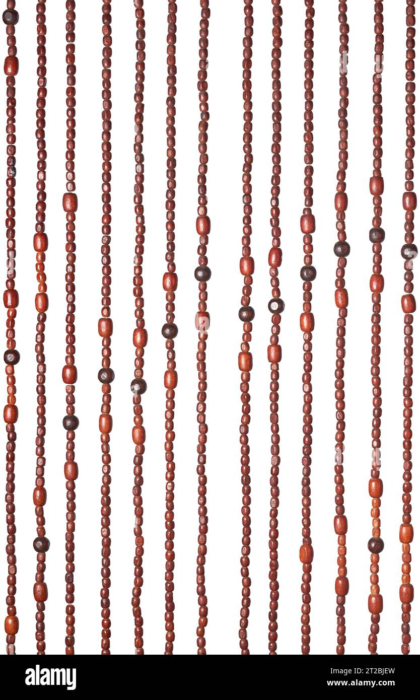 perles de rideau filetées en bois de porte ou de voie d'entrée, texture abstraite rapprochée isolée sur fond blanc, motif pour la conception graphique Banque D'Images