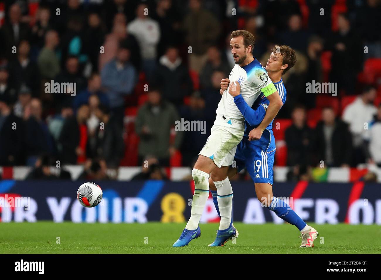 Harry Kane d'Angleterre et Giorgio Scalvini d'Italie - Angleterre contre Italie, UEFA EURO 2024 qualifier Group C, Wembley Stadium, Londres, Royaume-Uni - 17 octobre 2023. Banque D'Images